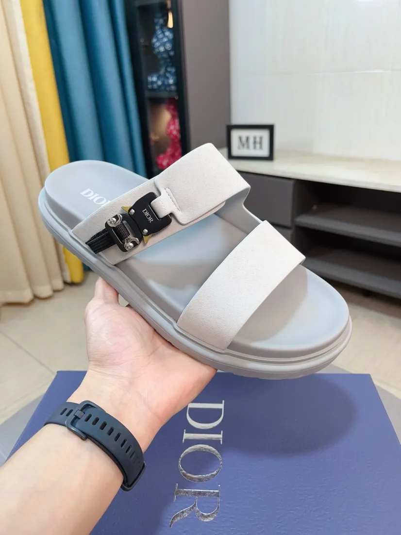 Men's Men's Shoes 💰320🌸🌸Dior Aqua Men's Sandals Slippers. Showcasing Dior haute couture design. The Dior gray suede strap is accented with an aluminum Dior buckle for added style. Paired with a comfortable tonal notch sole, they pair easily with shorts or jeans for a sophisticated look. Main body: suede cow leather, technical fabric lining: cow leather, with adjustable straps, aluminum Dior buckle, Dior gray EVA insole, tonal notch rubber outsole splicing structure👌👌size: 38-44 (45.46 customized)
